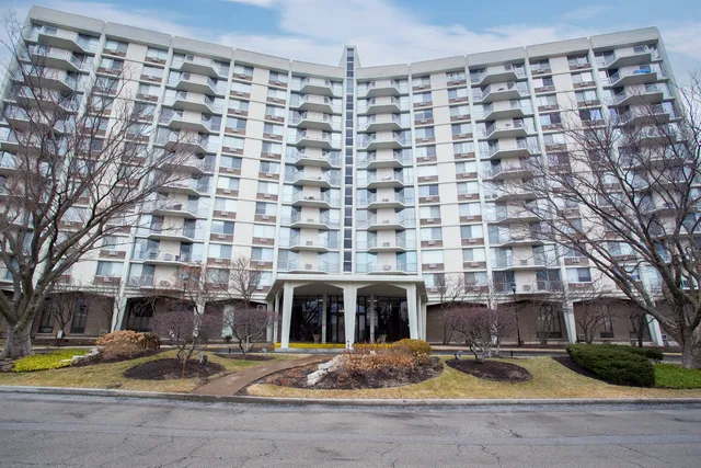 $179,999 | 20 North Tower Road, Unit 12J, Oak Brook, IL 60523