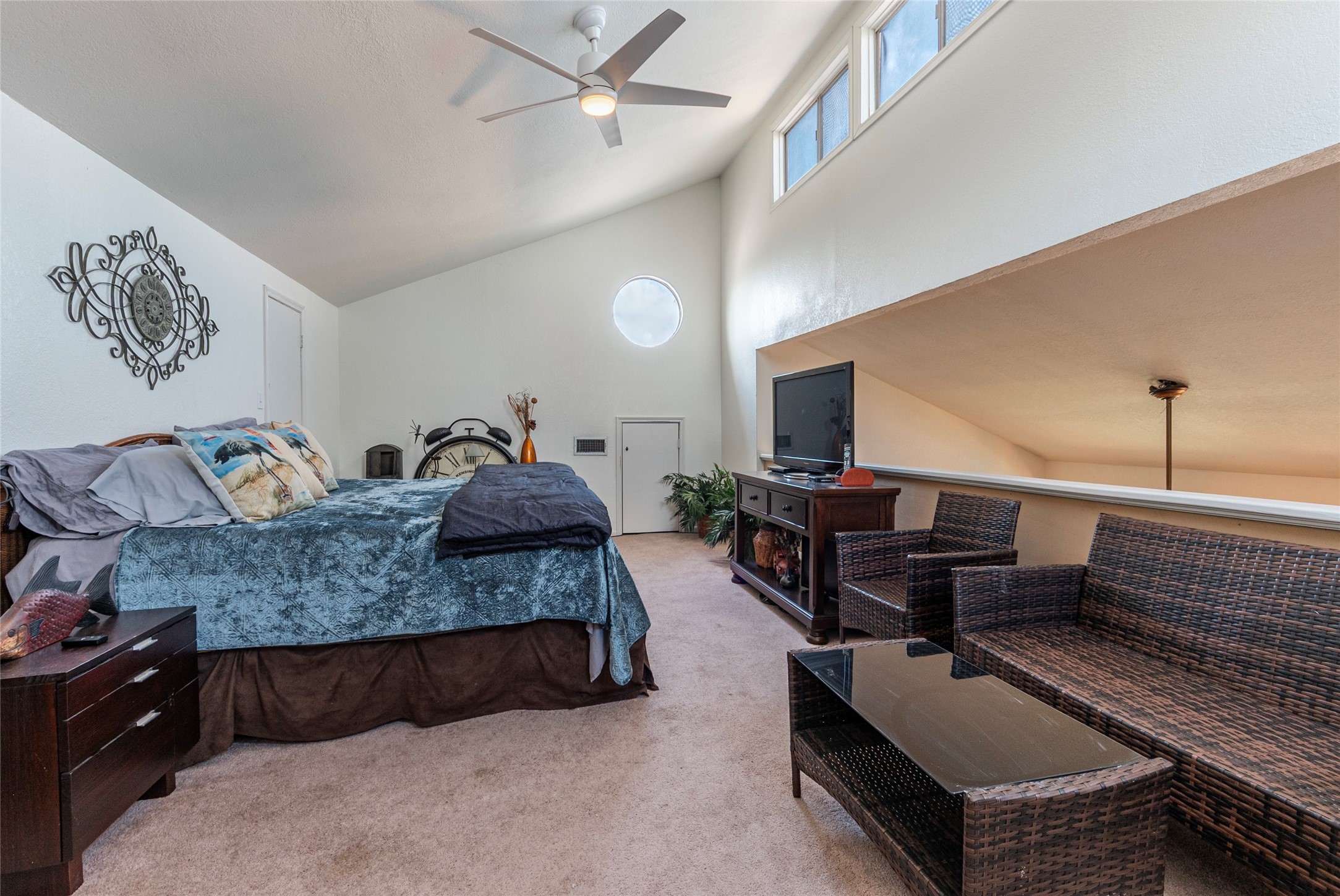3 Pelican La Marque, TX 77568 - Photo 18 of 46 a living room with furniture and a flat screen tv