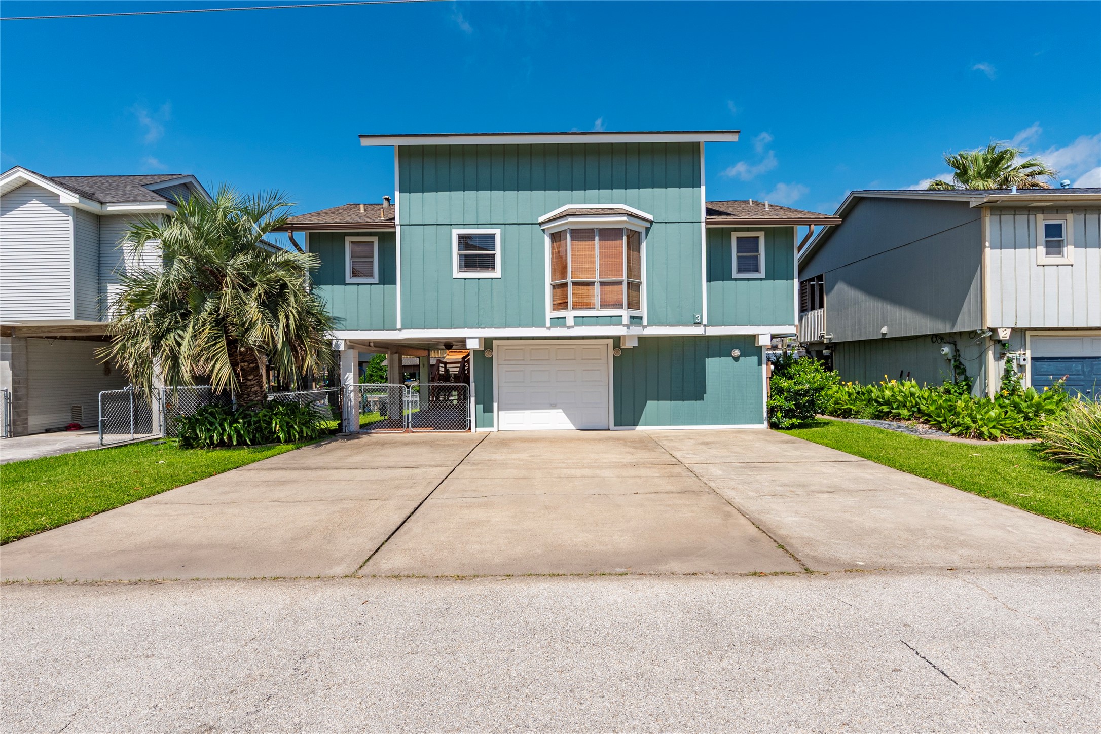 3 Pelican La Marque, TX 77568 - Photo 2 of 46 a front view of a house with a yard