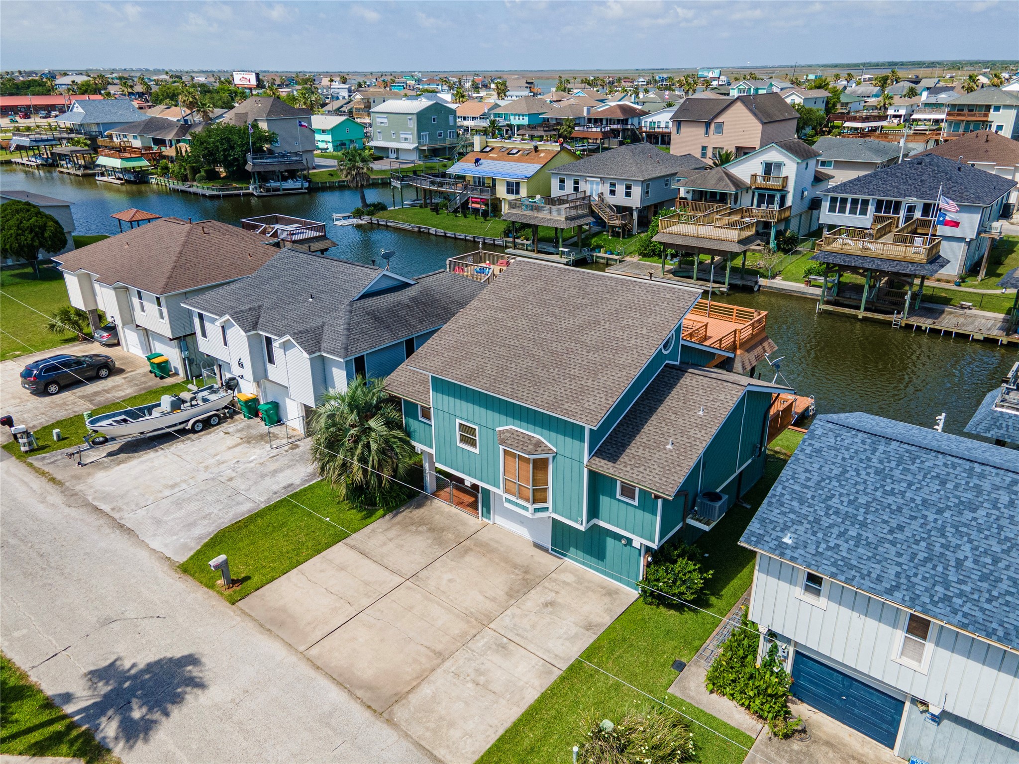 3 Pelican La Marque, TX 77568 - Photo 22 of 46 an aerial view of a house with a garden and lake view
