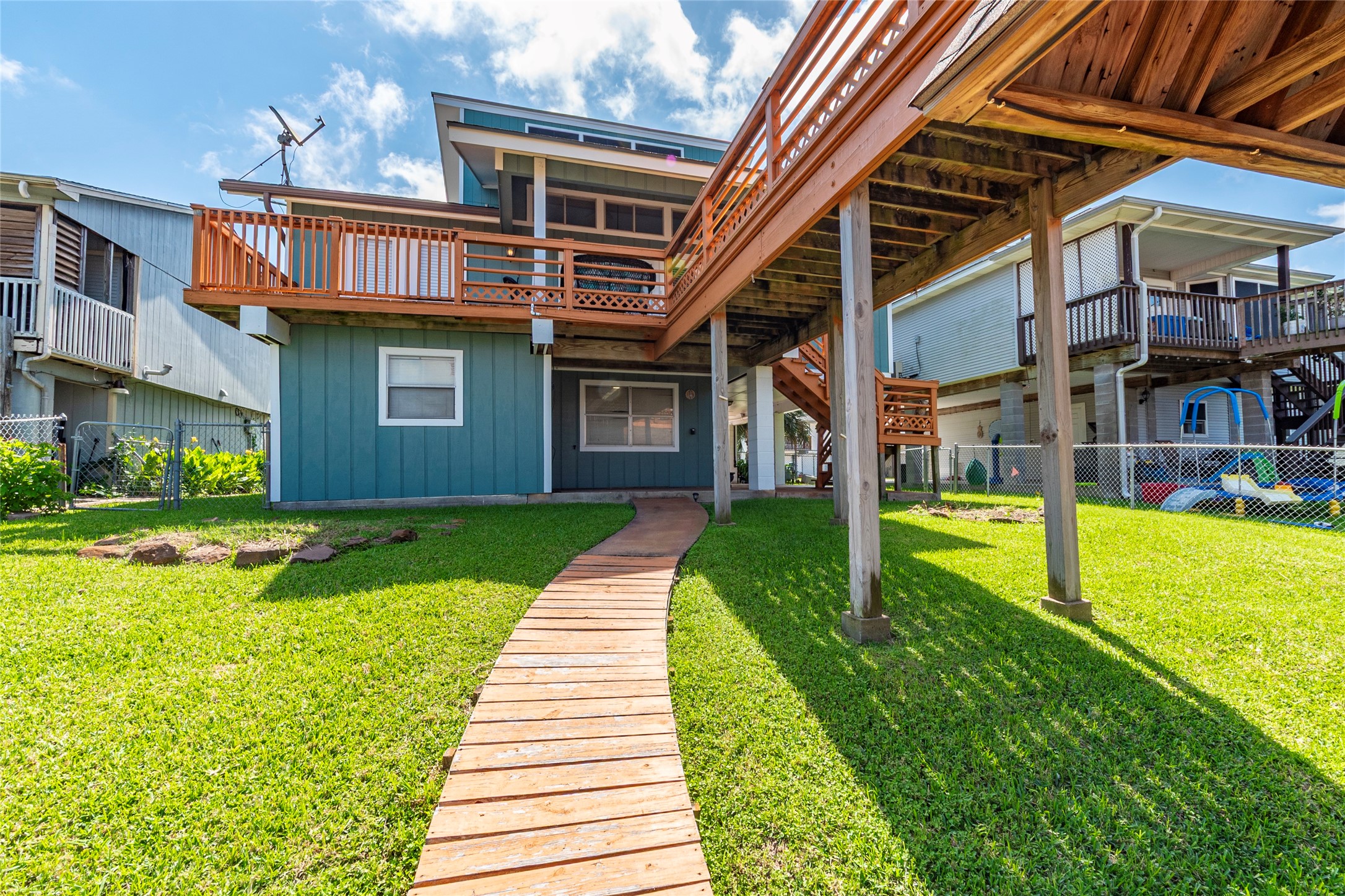 3 Pelican La Marque, TX 77568 - Photo 35 of 46 a view of a house with swimming pool and yard