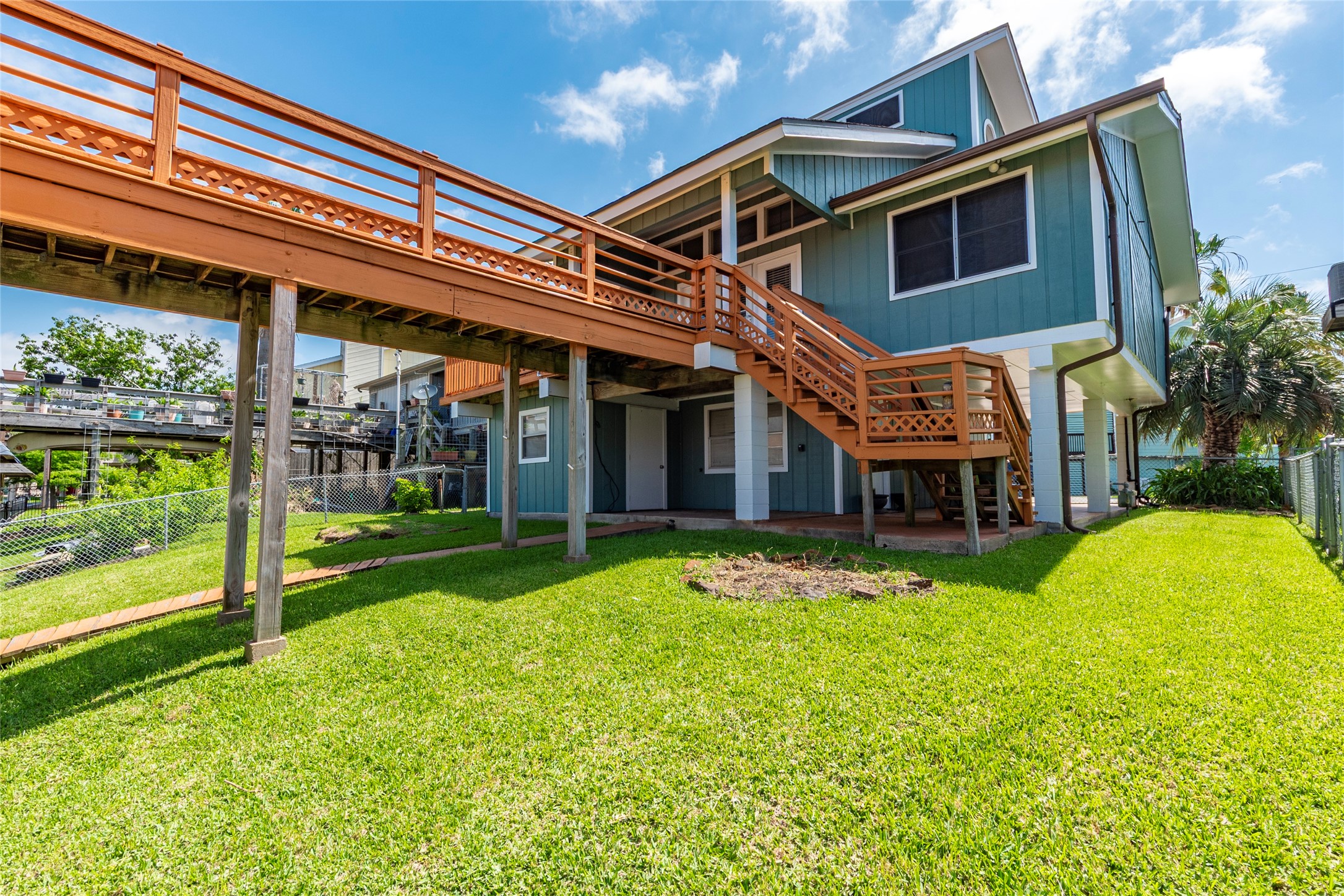 3 Pelican La Marque, TX 77568 - Photo 36 of 46 a view of a house with a backyard