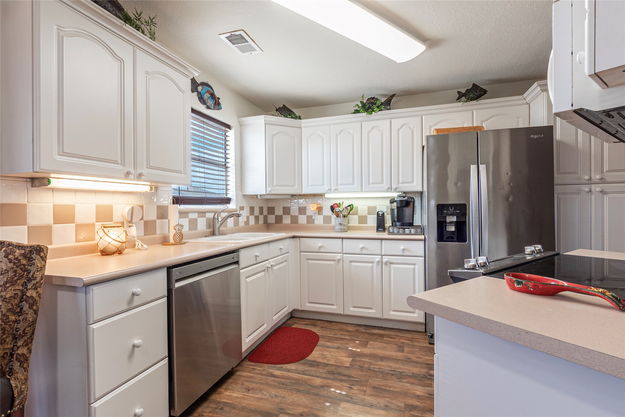 3 Pelican La Marque, TX 77568 - Photo 9 of 46 a kitchen with a sink stove and refrigerator