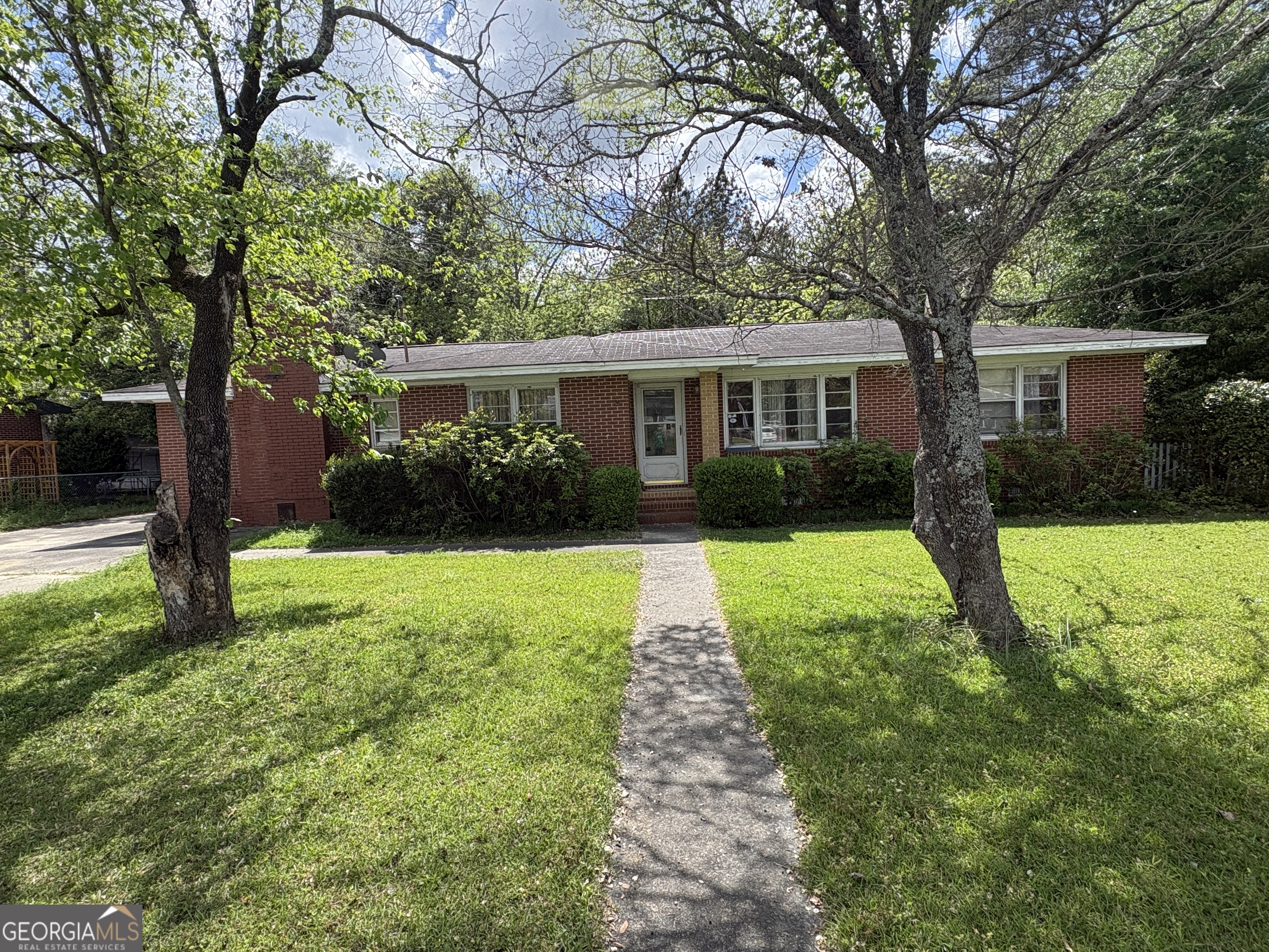 5735 Fitzgerald Street Eastman, GA 31023 - Photo 3 of 22 a backyard of a house with garden and trees