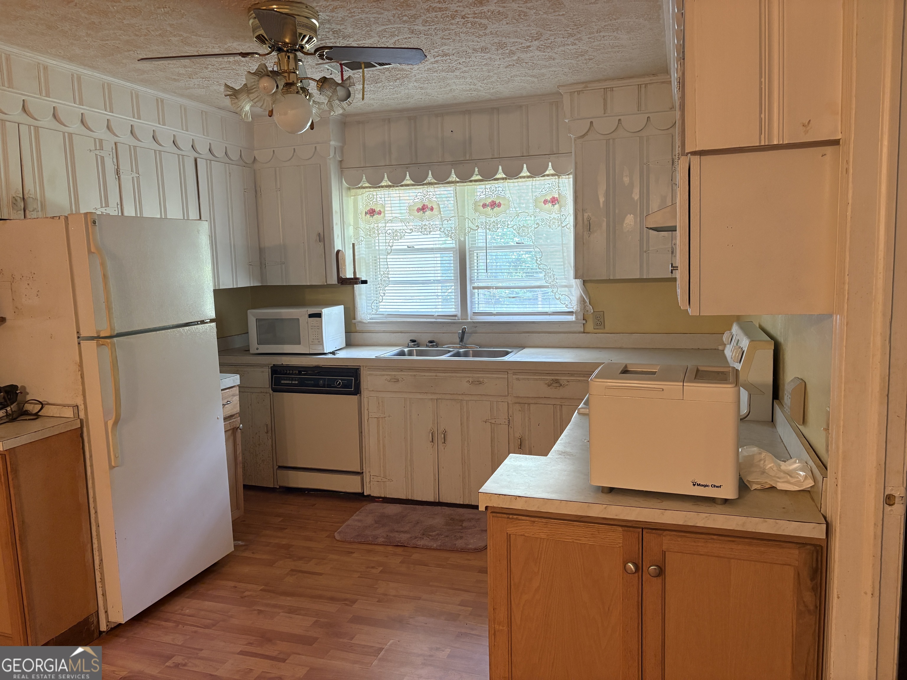 5735 Fitzgerald Street Eastman, GA 31023 - Photo 10 of 22 a kitchen with a sink a refrigerator and a stove