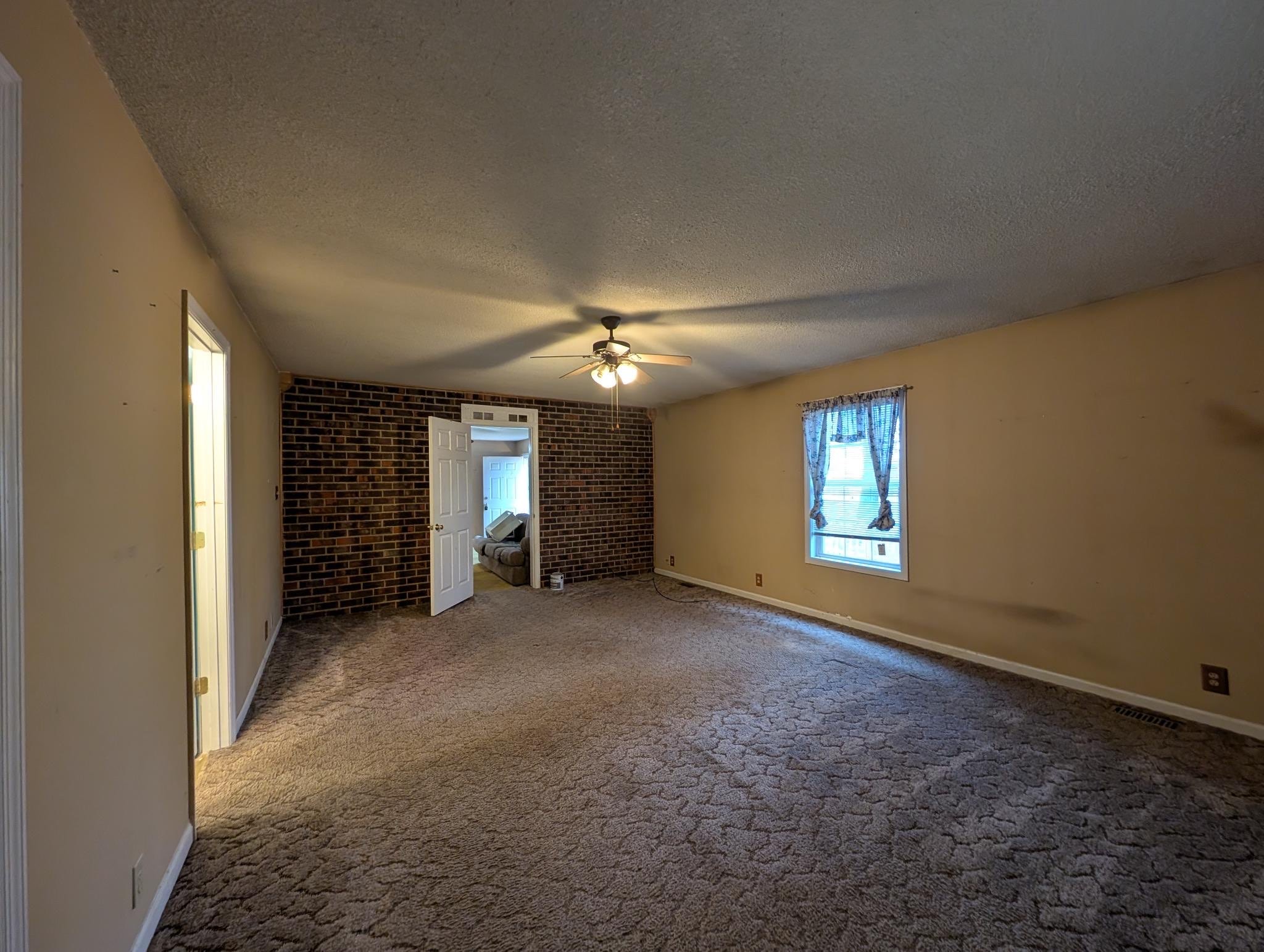 2622 Union Hall Road Clarksville, TN 37040 - Photo 6 of 12 an empty room with windows and closet