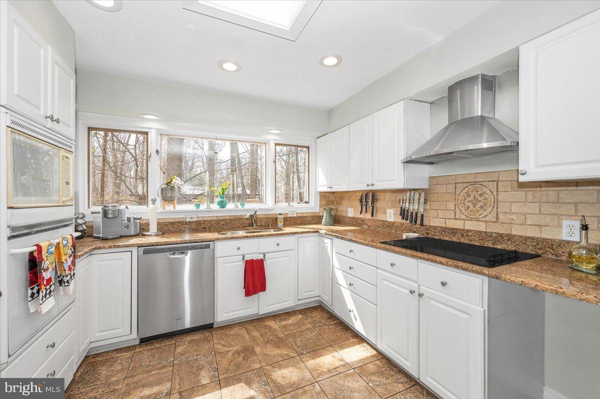 10101 Lloyd Road Potomac, MD 20854 - Photo 17 of 65 Kitchen