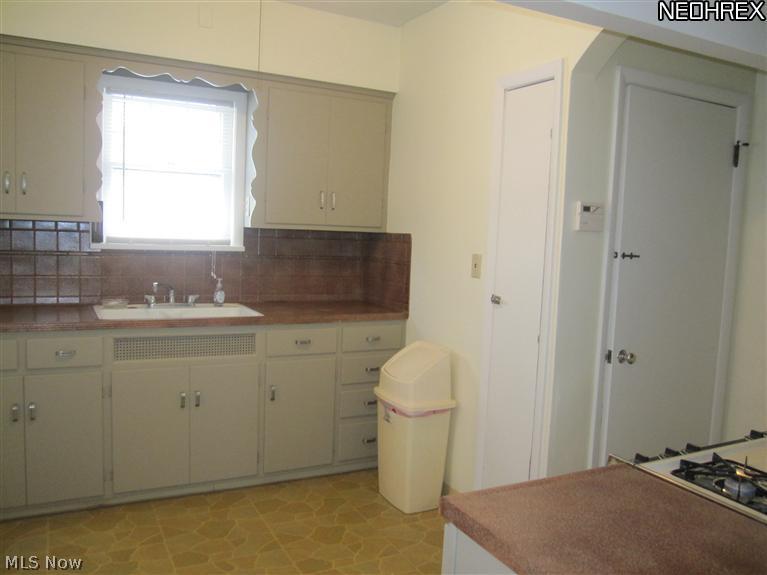 1448 Evanston Road Lyndhurst, OH 44124 - Photo 4 of 16 Kitchen