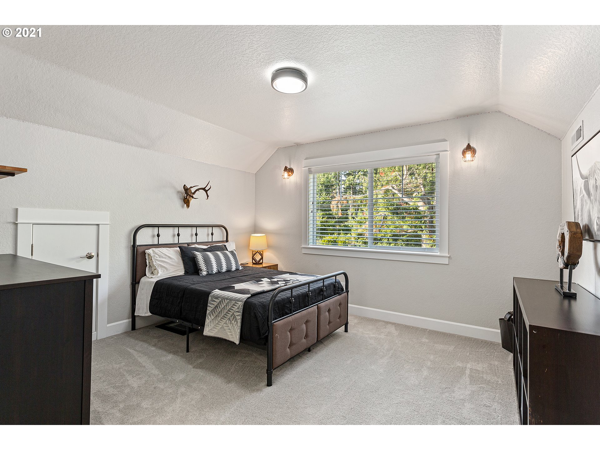 15849 South Harding Road Oregon City, OR 97045 - Photo 15 of 32 a spacious bedroom with a bed and window