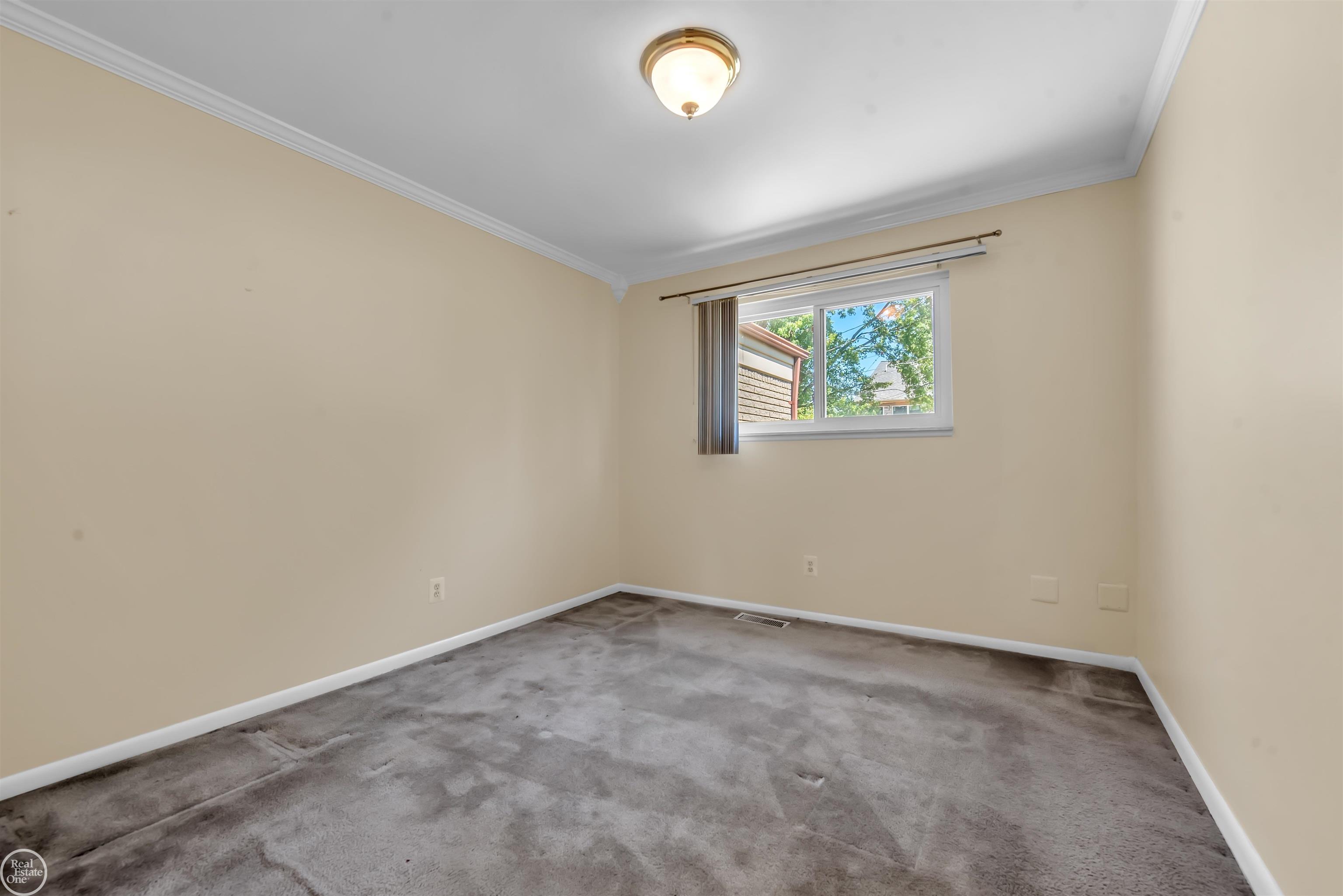 31316 Hayes Road Fraser, MI 48026 - Photo 12 of 31 50096934-11.JPG