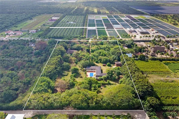 a view of a tennis court