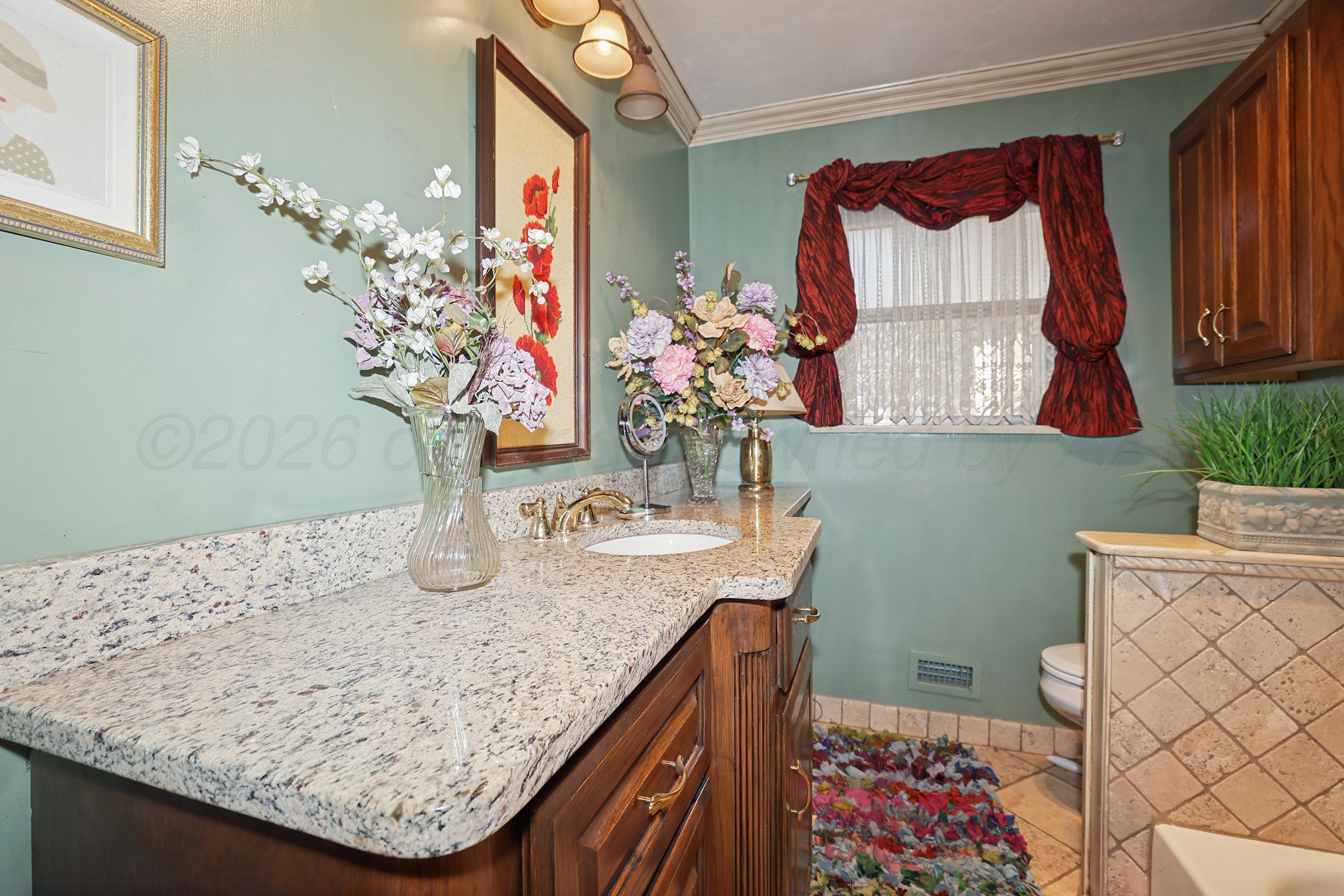 2202 South Travis Street Amarillo, TX 79109 - Photo 20 of 32 Hall Bathroom