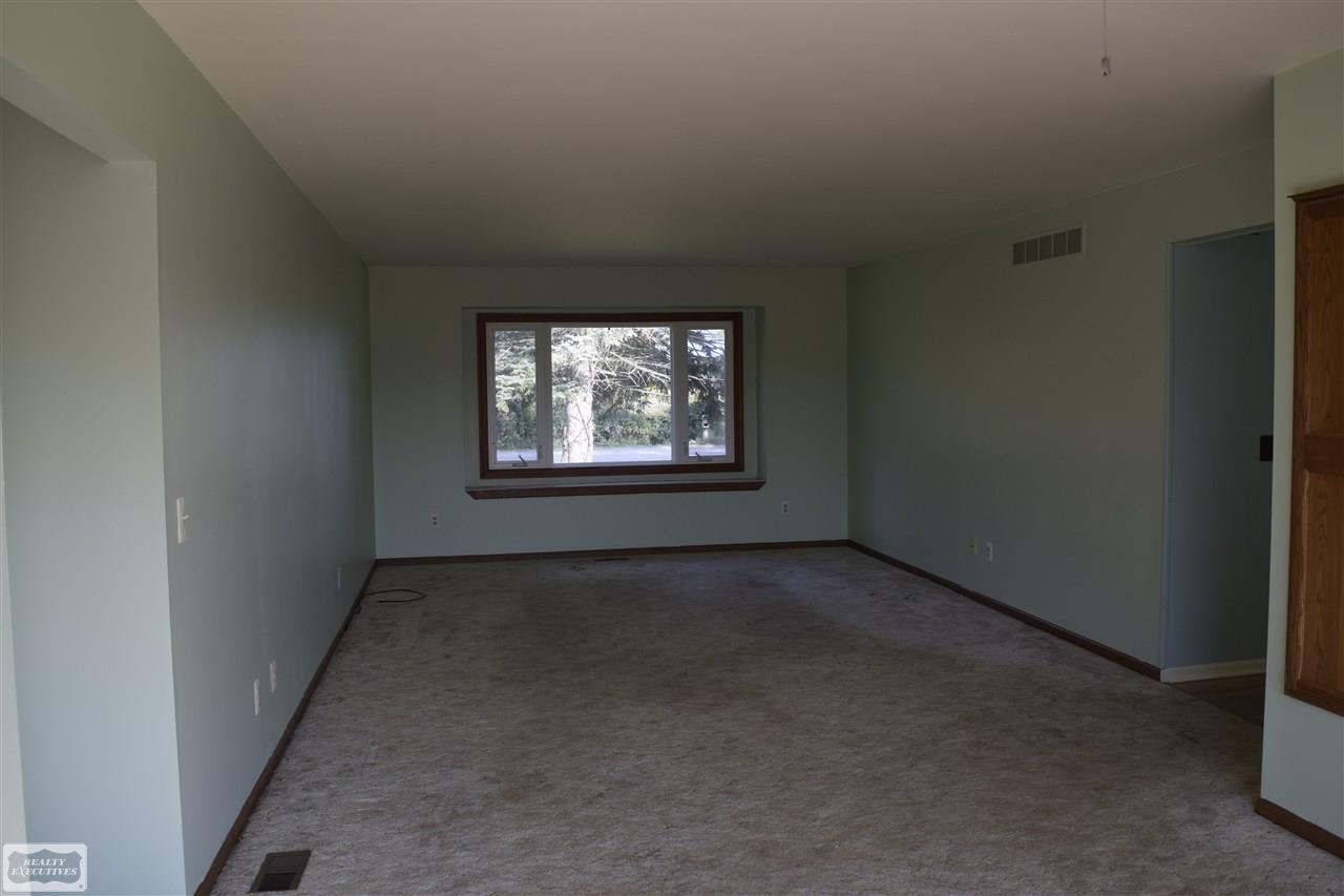 78409 Romeo Plank Road Armada, MI 48005 - Photo 19 of 32 Living Rooom