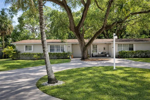 $2,700 | 1762 Northeast 145th Street, Unit 1760, Miami, FL 33181