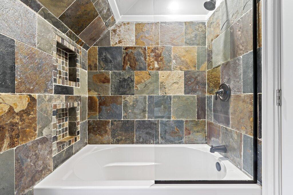 307 Demorest Road Columbus, OH 43204 - Photo 23 of 28 2nd Floor Full Bath