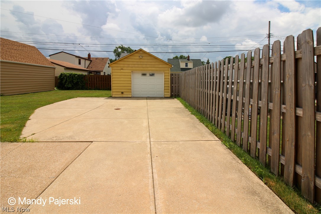 6407 Ridgewood Avenue Parma, OH 44129 - Photo 5 of 34
