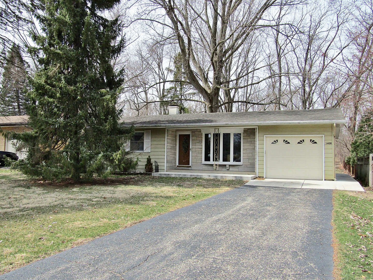 a front view of house with yard