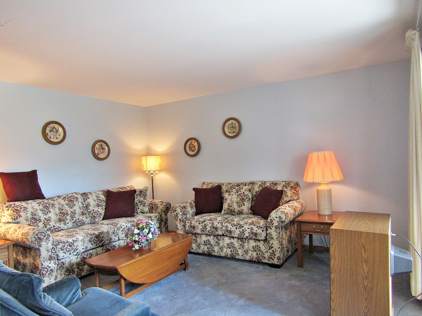 1408 Dunstan Road Geneva, IL 60134 - Photo 4 of 21 a living room with furniture and a couch