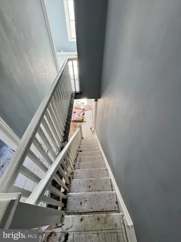 a view of empty room with window