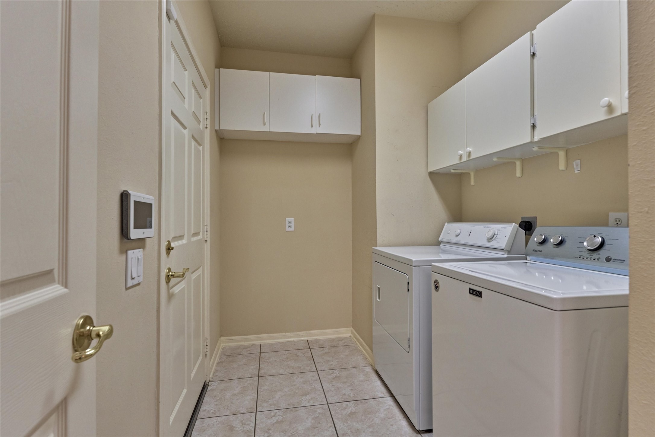 175 West Lilac Ridge Place The Woodlands, TX 77384 - Photo 24 of 31 a bathroom with a sink and mirror