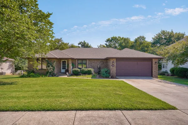 $335,000 | 942 South Greentree Avenue, Springfield, MO 65809