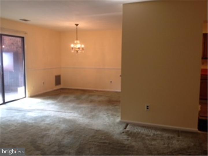 113 Haddonfield Cmns Haddonfield, NJ 08033 - Photo 5 of 16 Living Room