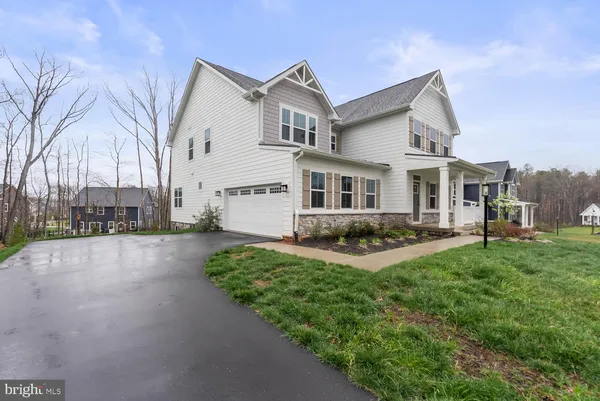 a view of a yard in front of house