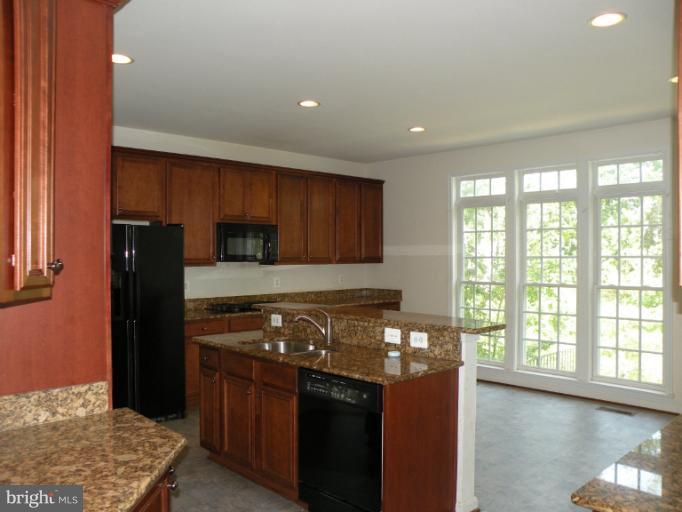 24796 Shells Way Stone Ridge, VA 20105 - Photo 6 of 16 Kitchen