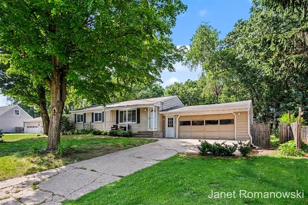 $389,900 | 11141 Woodbushe Drive Southeast, Lowell, MI 49331