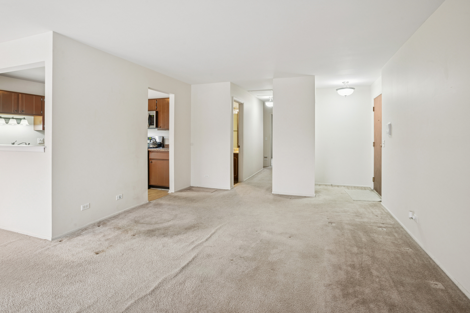 28 Regent Circle, Unit B2 Schaumburg, IL 60193 - Photo 3 of 22 a view of an empty room