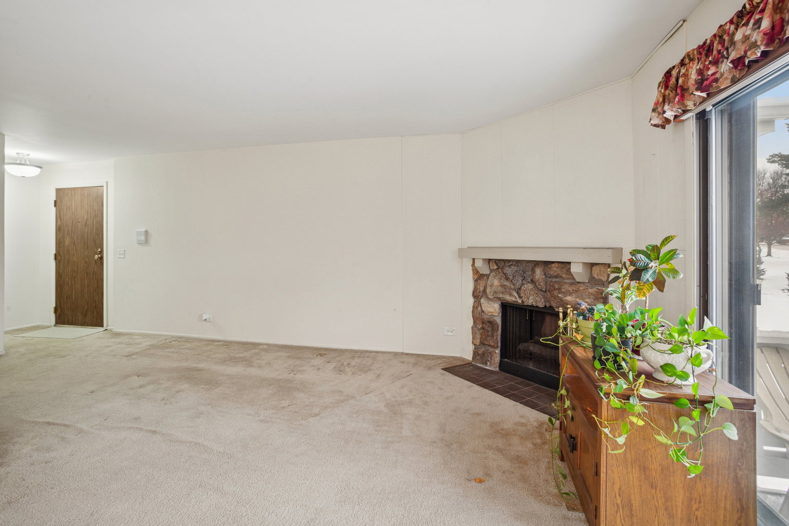 28 Regent Circle, Unit B2 Schaumburg, IL 60193 - Photo 6 of 22 a view of an empty room with a fireplace