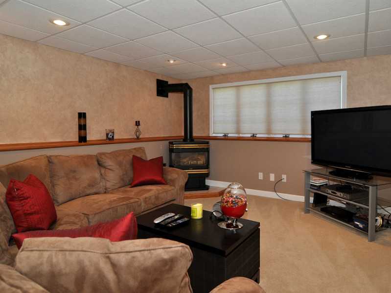 70 Tomahawk Trail Cranston, RI 02921 - Photo 13 of 25 Den/Family/Great Room.