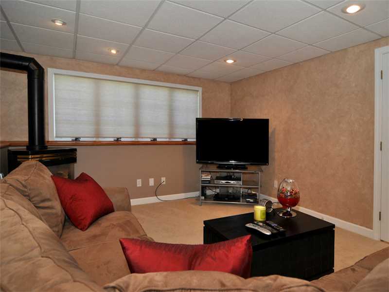 70 Tomahawk Trail Cranston, RI 02921 - Photo 14 of 25 Den/Family/Great Room.
