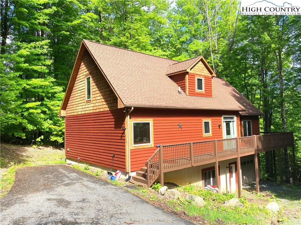 402 Pinnacle Ridge Road Beech Mountain, NC 28604 - Photo 1 of 44 a front view of a house with a yard and garage