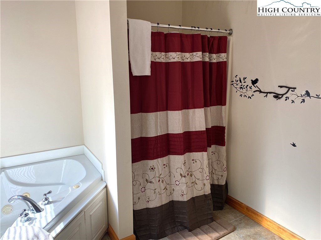 402 Pinnacle Ridge Road Beech Mountain, NC 28604 - Photo 20 of 44 a bathroom with a bathtub and shower