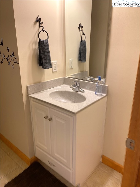 402 Pinnacle Ridge Road Beech Mountain, NC 28604 - Photo 22 of 44 a bathroom with a sink and a mirror