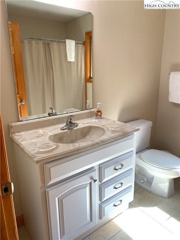 402 Pinnacle Ridge Road Beech Mountain, NC 28604 - Photo 26 of 44 a bathroom with a granite countertop toilet sink and mirror