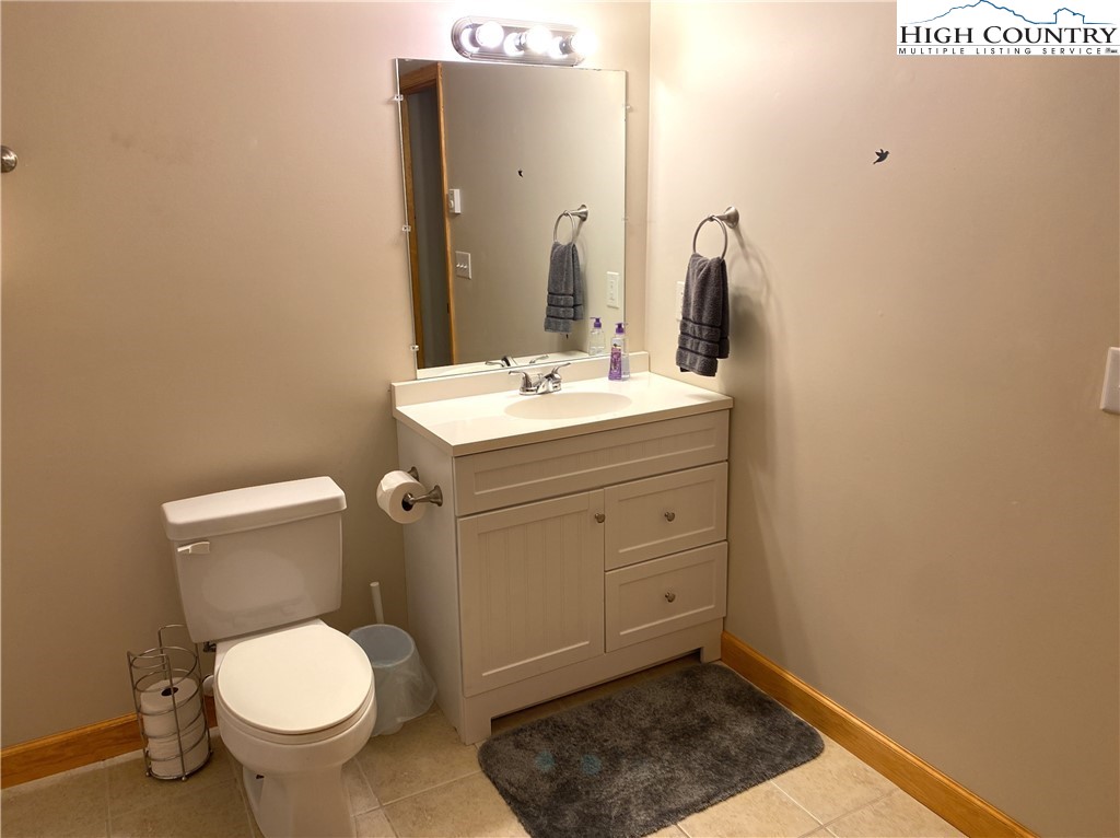 402 Pinnacle Ridge Road Beech Mountain, NC 28604 - Photo 38 of 44 a bathroom with a toilet sink and mirror