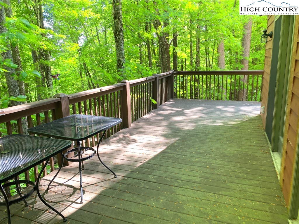 402 Pinnacle Ridge Road Beech Mountain, NC 28604 - Photo 41 of 44 a view of a balcony with chairs