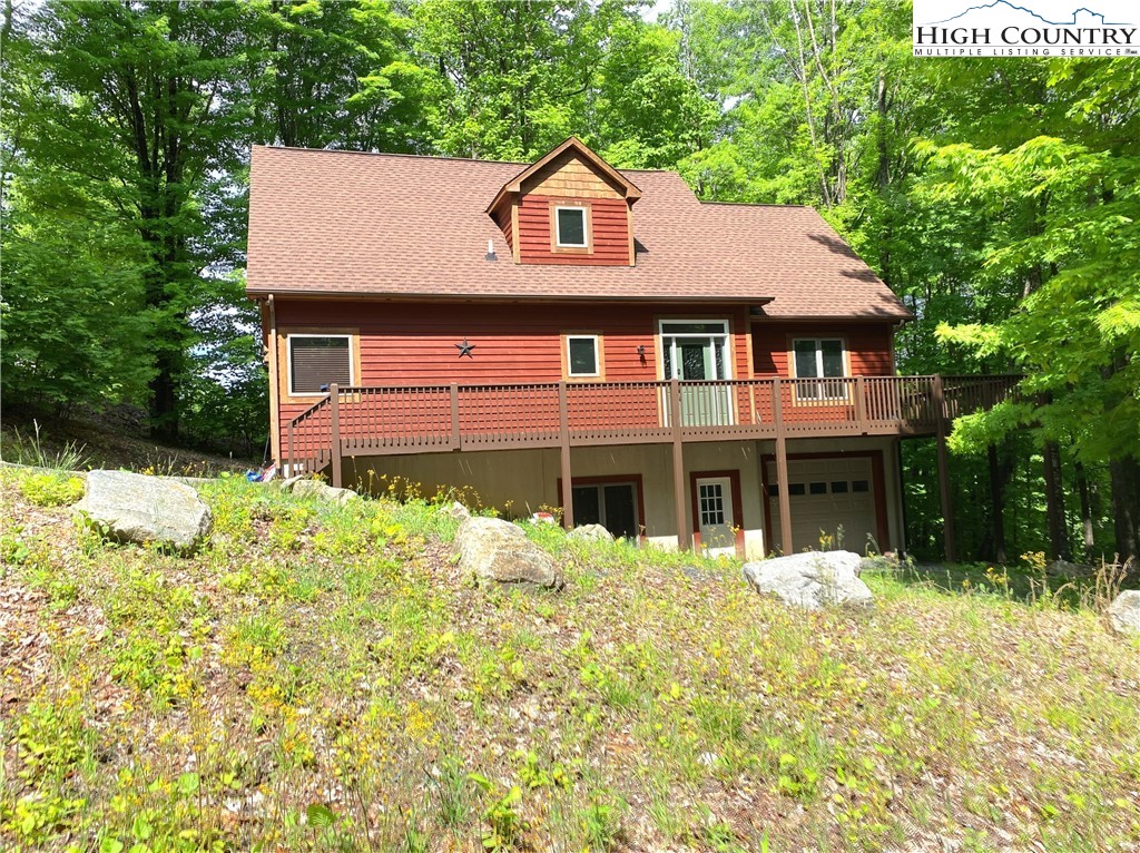 402 Pinnacle Ridge Road Beech Mountain, NC 28604 - Photo 43 of 44 a front view of a house with a yard