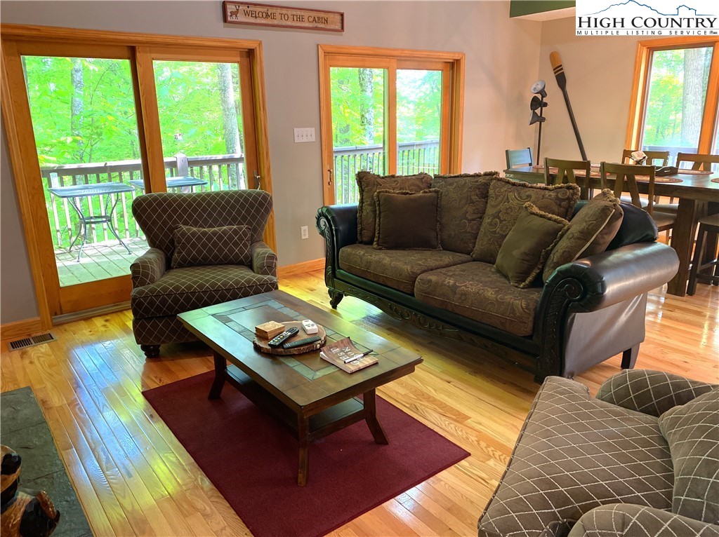 402 Pinnacle Ridge Road Beech Mountain, NC 28604 - Photo 5 of 44 a living room with furniture and a window
