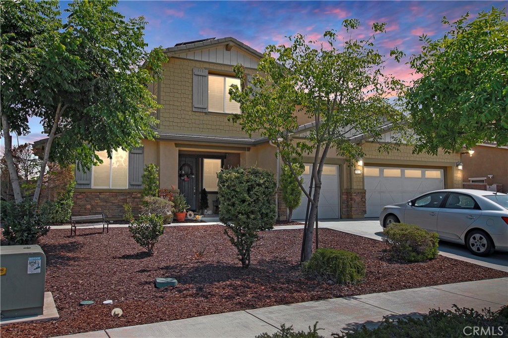 a view of a house with a yard