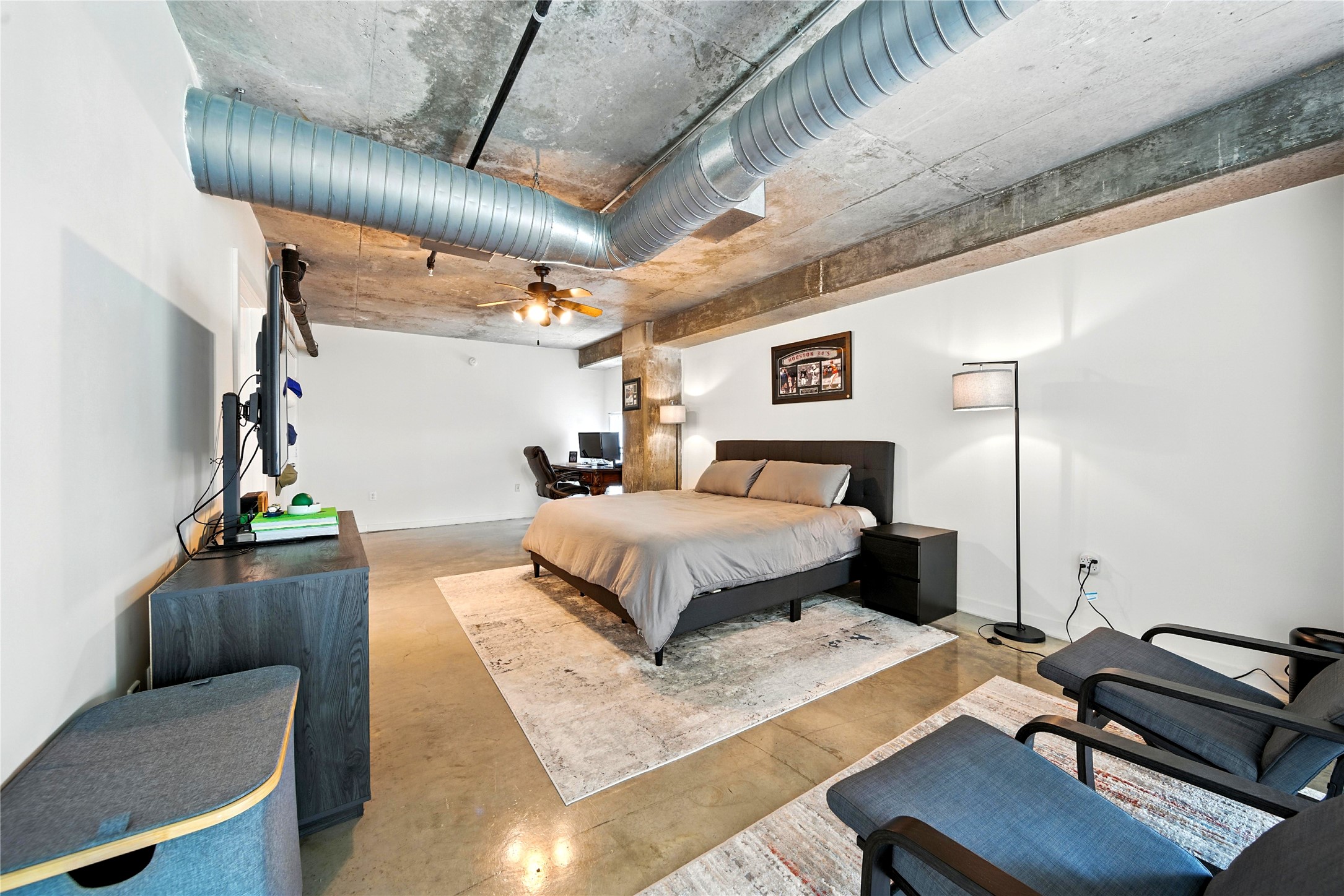 2000 Bagby Street, Unit 5423 Houston, TX 77002 - Photo 14 of 26 a bedroom with a bed and a couch