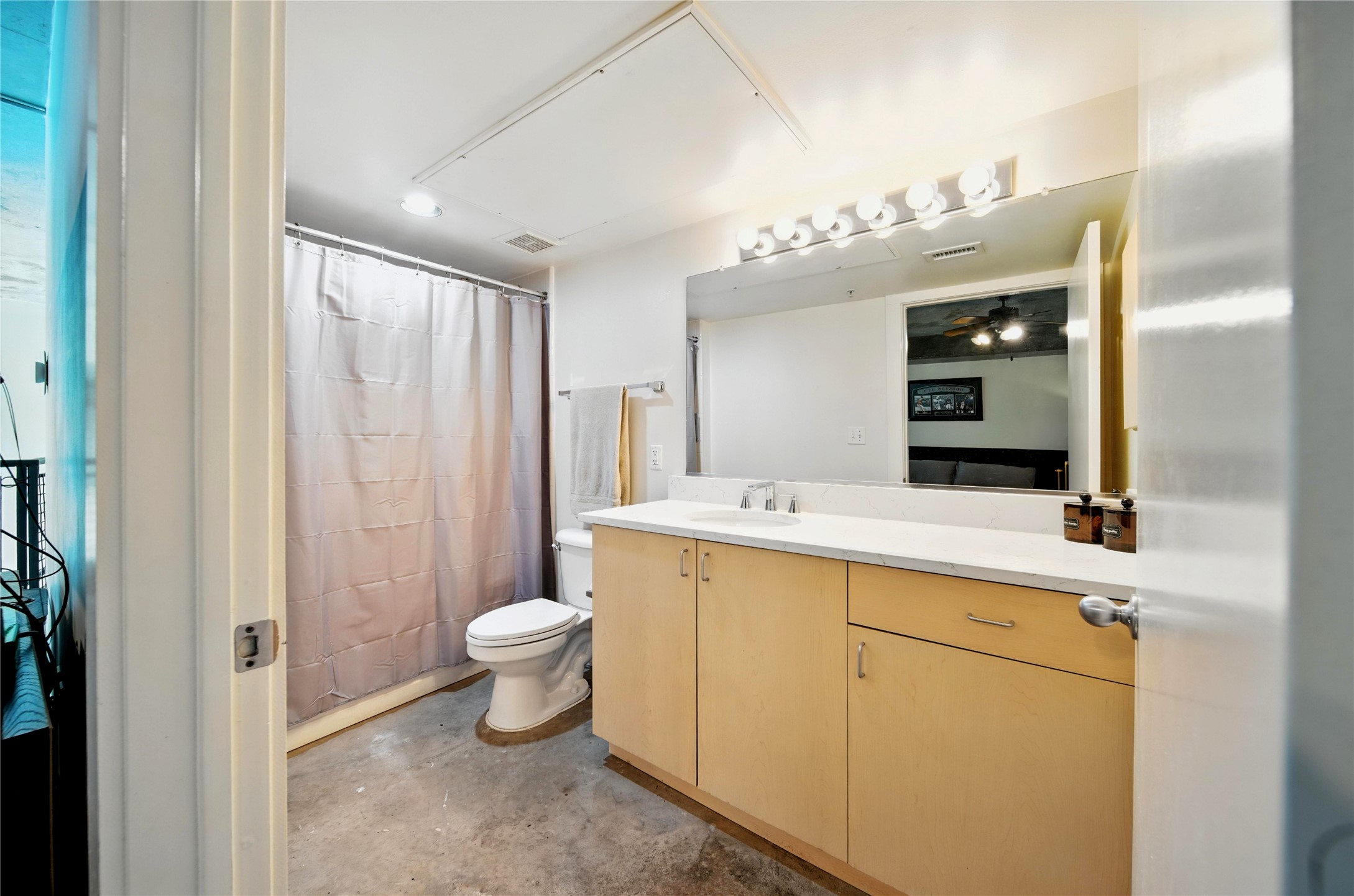 2000 Bagby Street, Unit 5423 Houston, TX 77002 - Photo 17 of 26 a bathroom with a sink vanity mirror and toilet