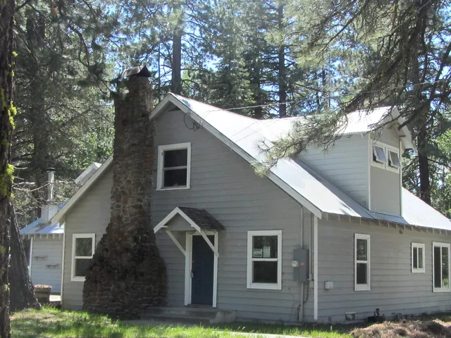 a view of house with front yard