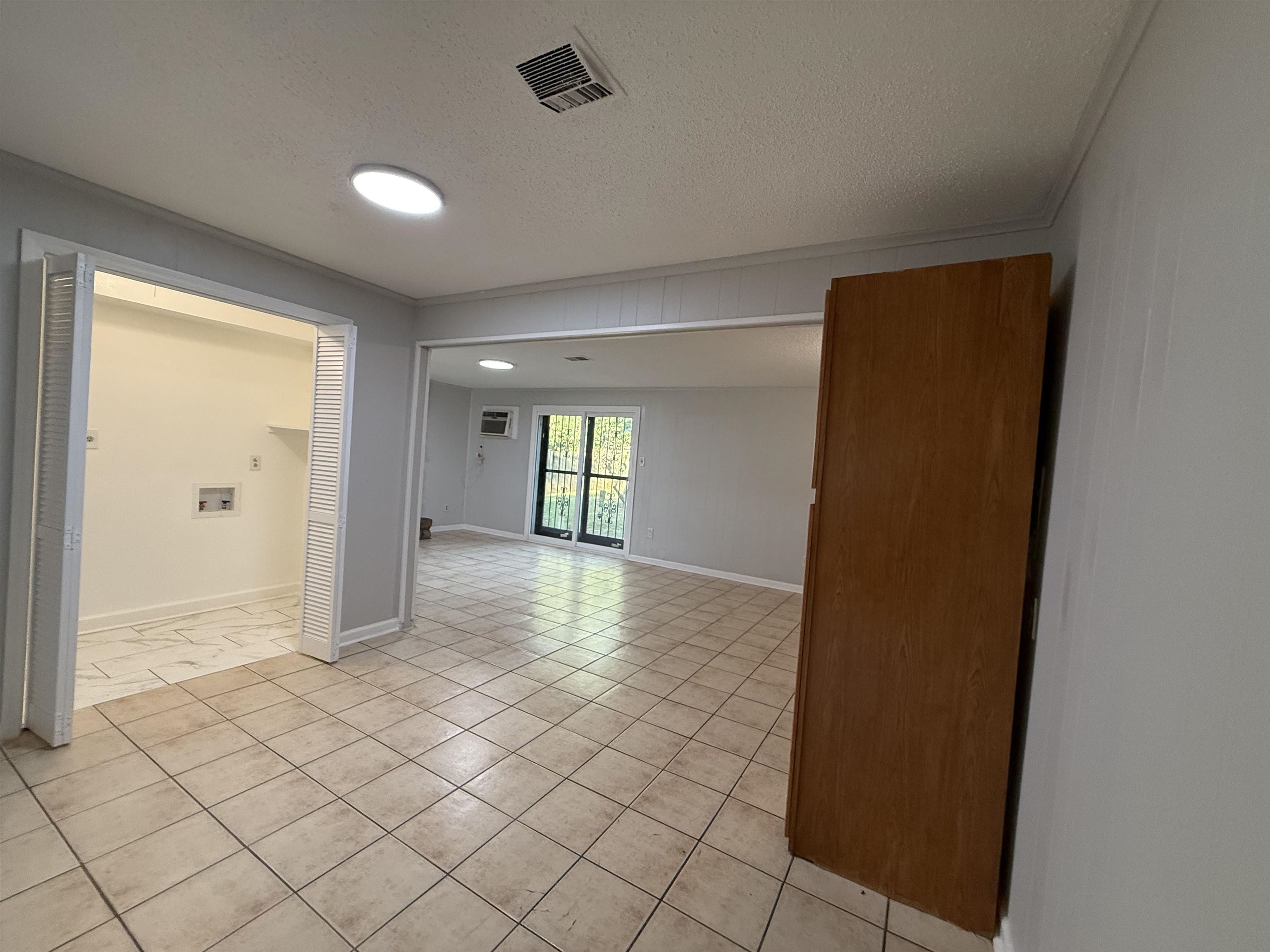 1232 South White Station Road Memphis, TN 38117 - Photo 13 of 21 an empty room with windows and closet