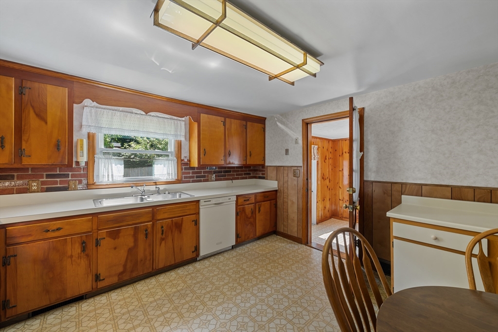 43 Rowena Street Worcester, MA 01606 - Photo 13 of 40