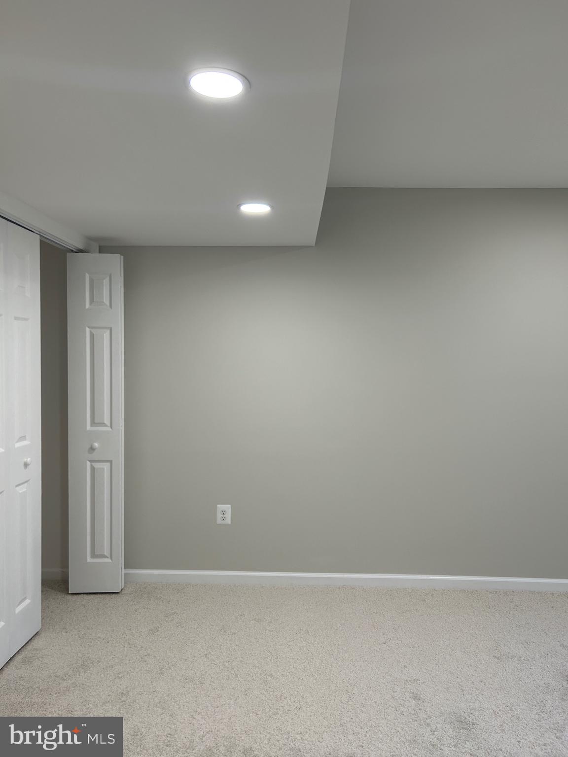 43455 Katling Square Chantilly, VA 20152 - Photo 11 of 12 an empty room with a ceiling fan and window