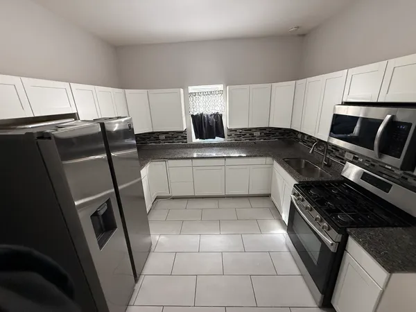 $2,000 | 6833 South Calumet Avenue, Unit 2, Chicago, IL 60637