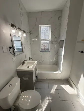 $2,000 | 6833 South Calumet Avenue, Unit 2, Chicago, IL 60637